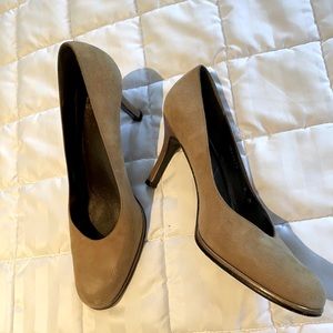 Stuart Weitzman tan suede pumps with gold patent heels Size 8